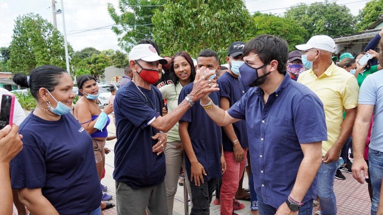 Alcalde Pumarejo saluda a habitante del barrio La Esmeralda.