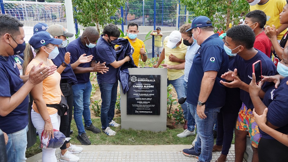 Alcalde revela placa del parque La Esmeralda.