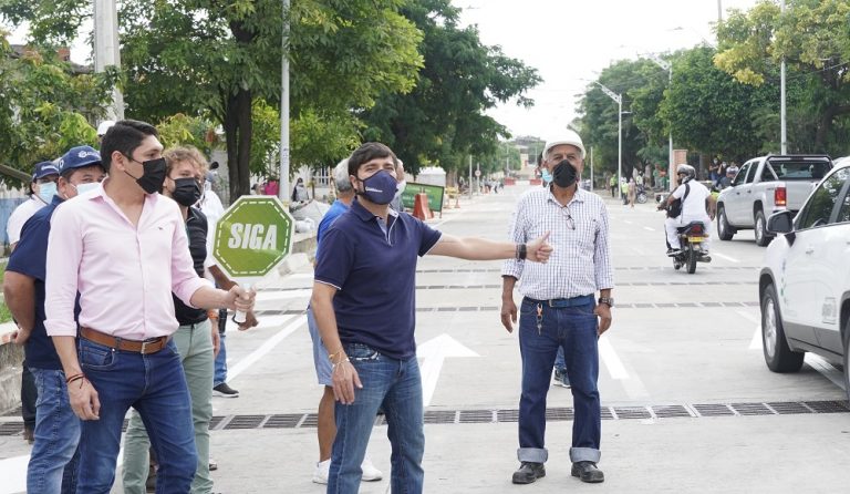 Alcalde Pumarejo saludando a conductores en la entrega de canalización del arroyo La Felicidad.