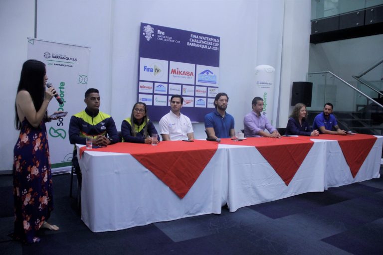 Mesa organizadores de evento de waterpolo.