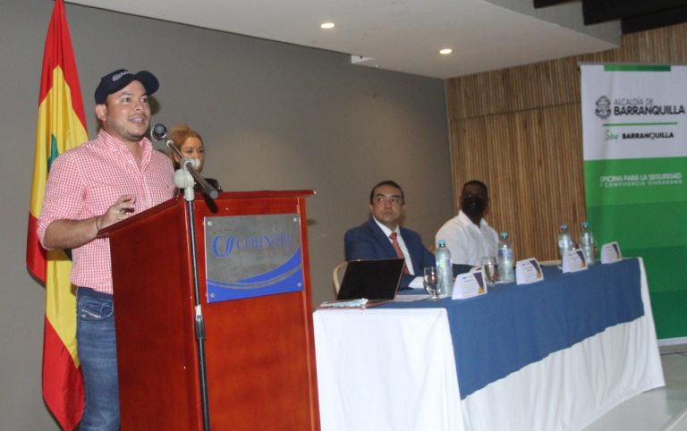 Jefe de la Oficina para la Seguridad y Convivencia Ciudadana, Nelson Patrón Pérez, dirigéndose a auditorio.