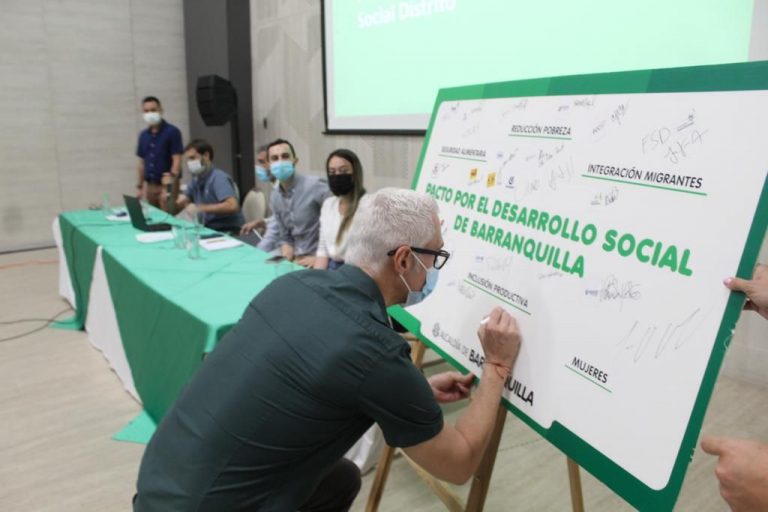 Ciudadano firmando el Pacto de Desarrollo Social