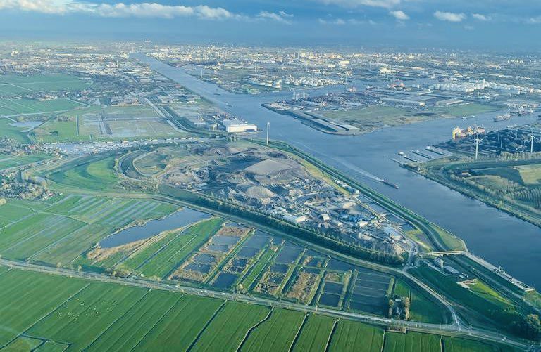 Panorámica aérea de cuerpos de agua de la ciudad