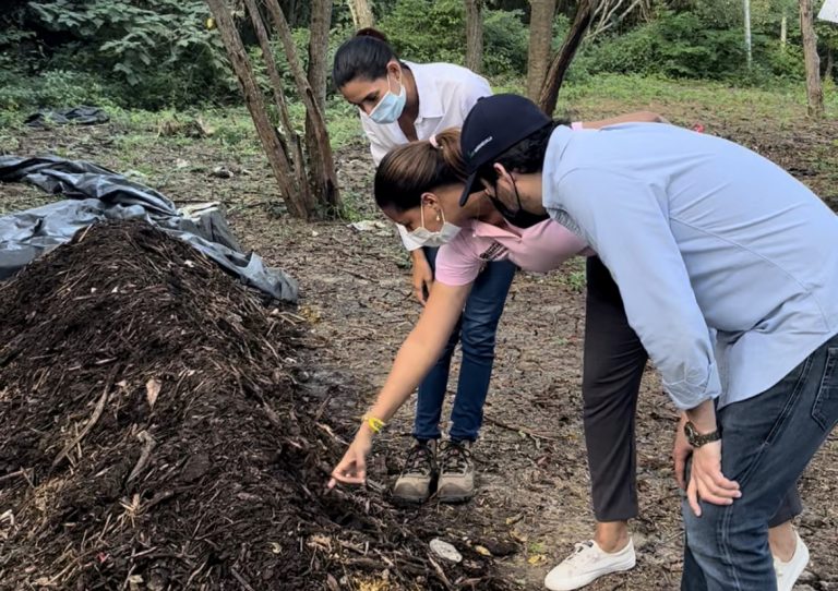 Funcionarios observan residuos orgánicos que sirven de compost