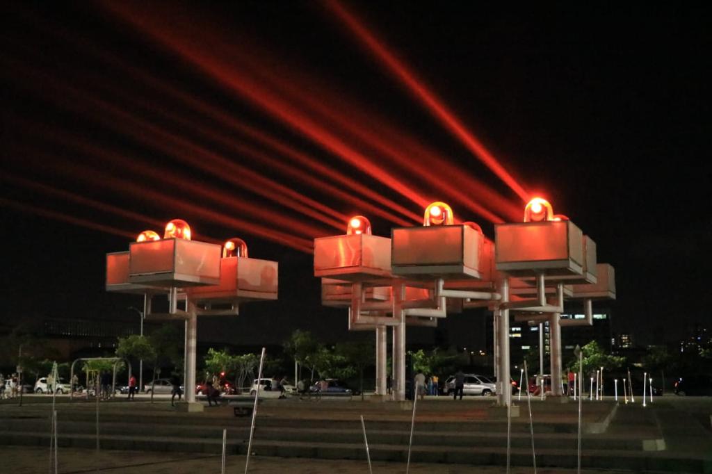 Luces del Malecón iluminadas de naranja