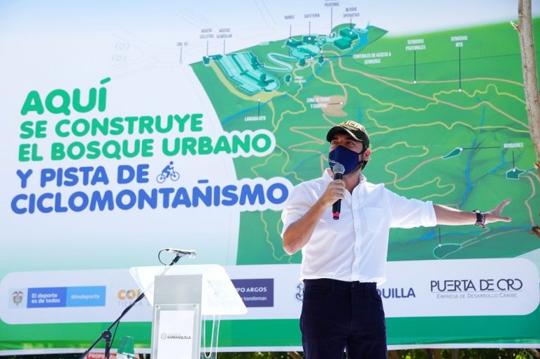 Alcalde Jaime Pumarejo, hablando del proyecto Bosque Urbano.