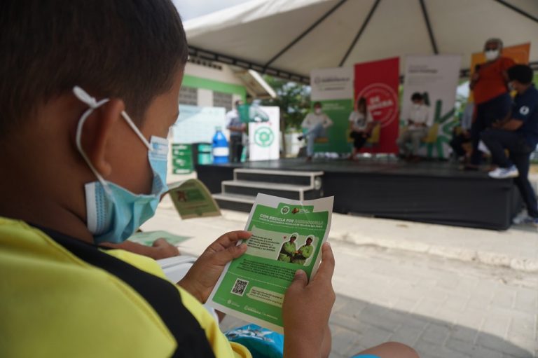 niño leyendo volante de Recicla por Baq.