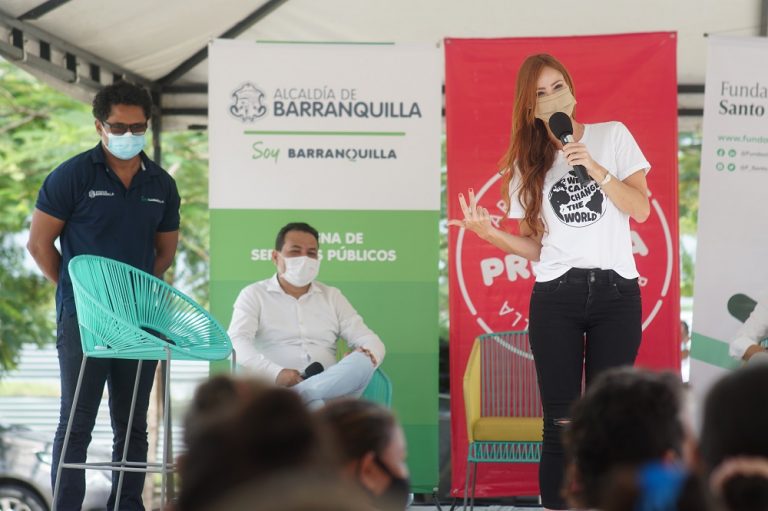 Silvana Puello hablando en la campaña  ‘Recicla por Barranquilla’.