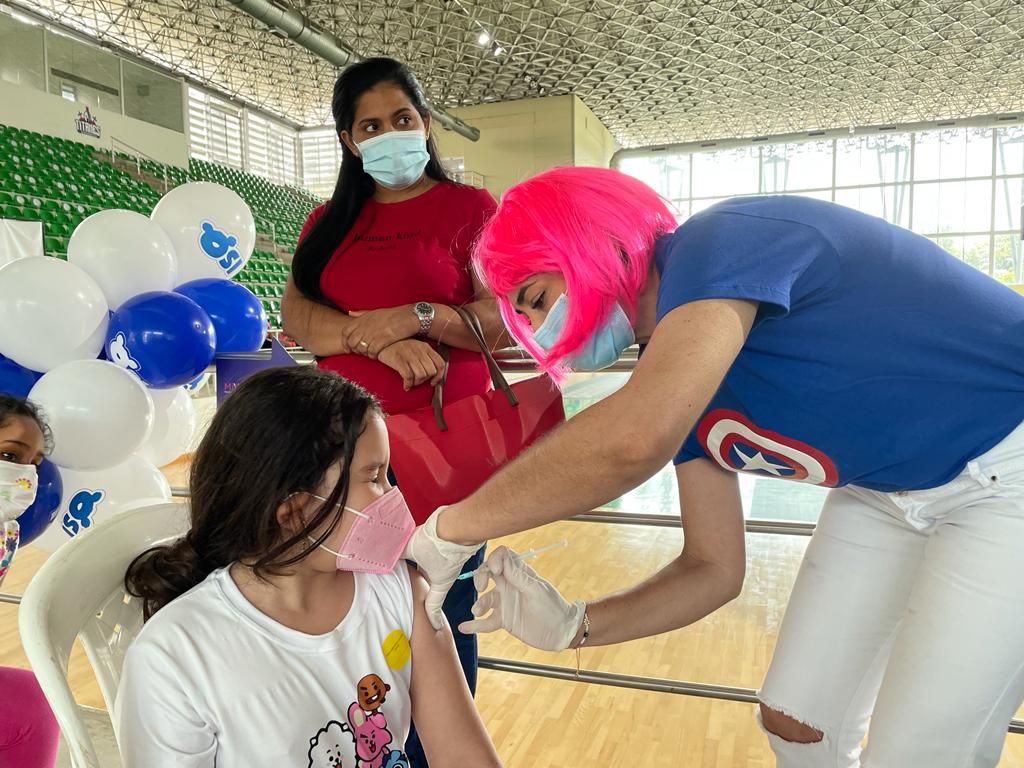 niña recibiendo aaplicación de vacuna