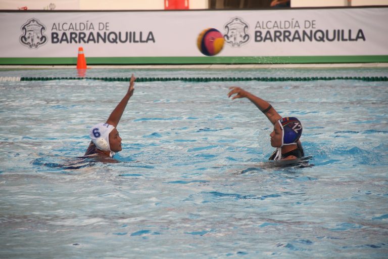 Jugadores de waterpolo en piscina