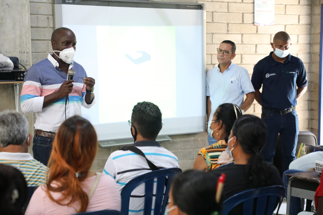 Jefe de la Oficina de Participación Ciudadana hablando le alos asistentes