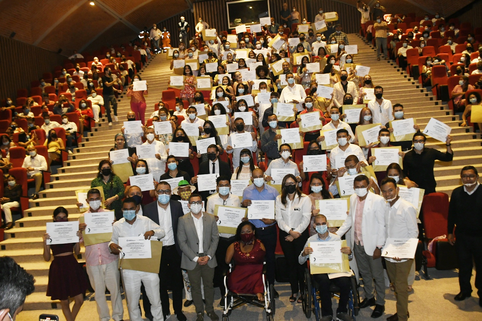 Estidiantes en sillas de auditorio que fueron certificado en las áreas de Música, Danza, Teatro, Audiovisuales, Artes plásticas y Carnaval. 