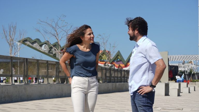 Alcalde Pumarejo camina en el Malecón con invitada.