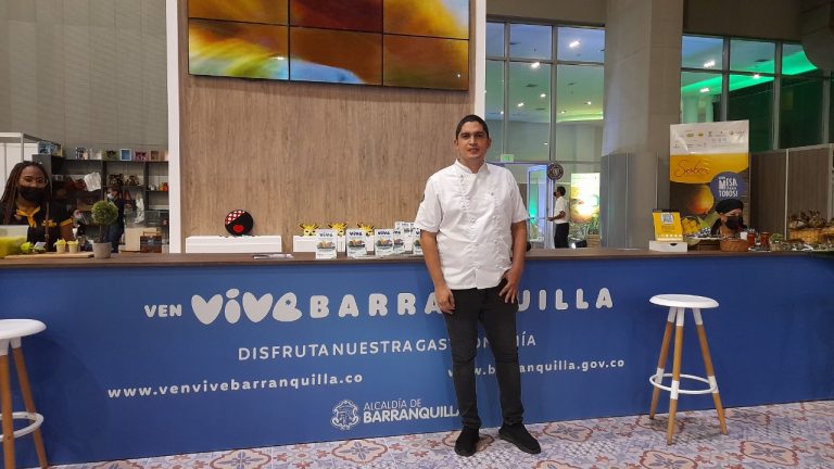 Chef delante de stand de feria gastronómica Sabor Barranquilla.