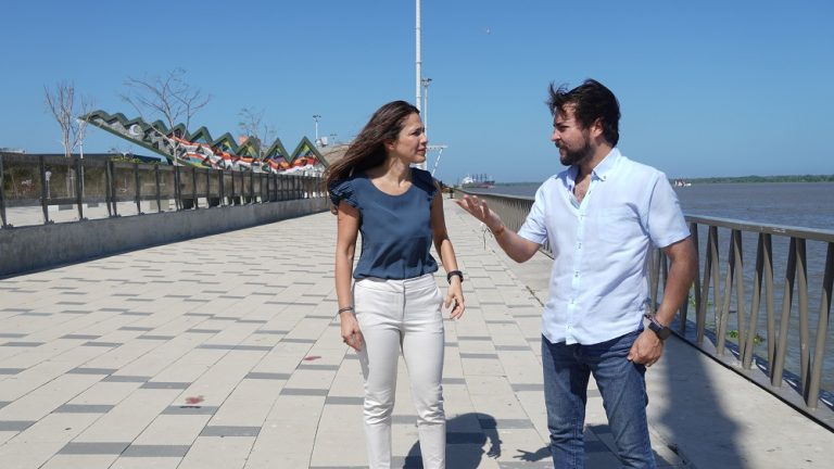 Alcalde Pumarejo camina en el Malecón con invitada.