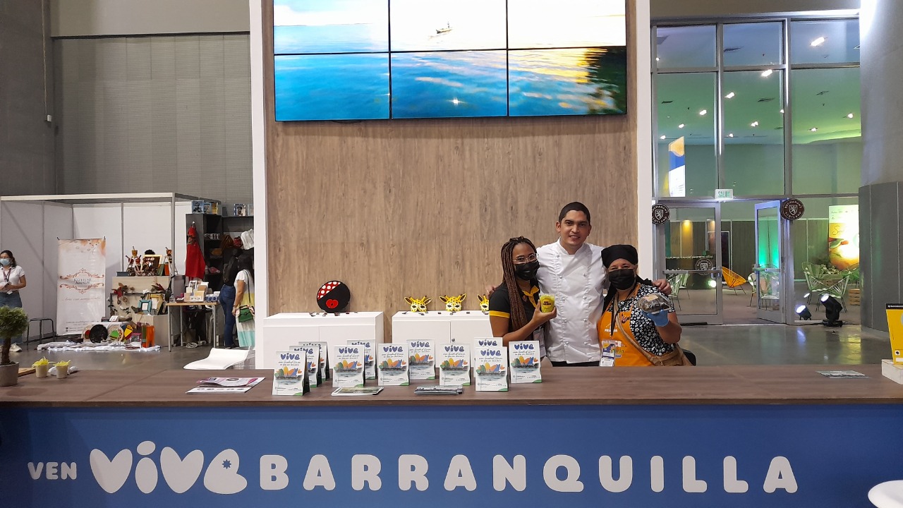 Chef y cocineras en stand de la feria gastronómica Sabor Barranquilla.