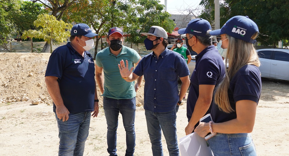 alcalde Jaime Pumarejo dialogando con funcionarios en la inspección de obras.