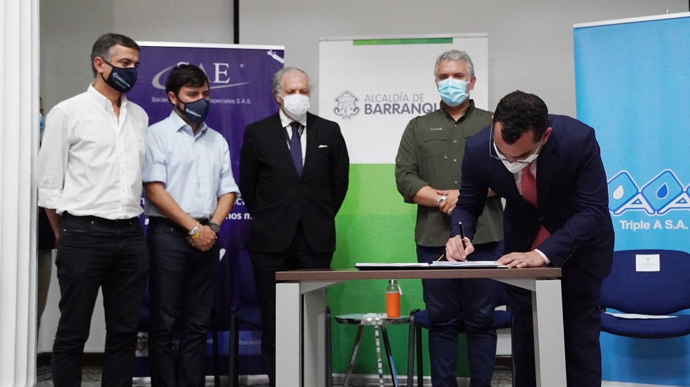 Alcalde Jaime Pumarejo, Presidente de la República, Iván Duque, Alberto Ávila, director de la SAE, en firma de documento.