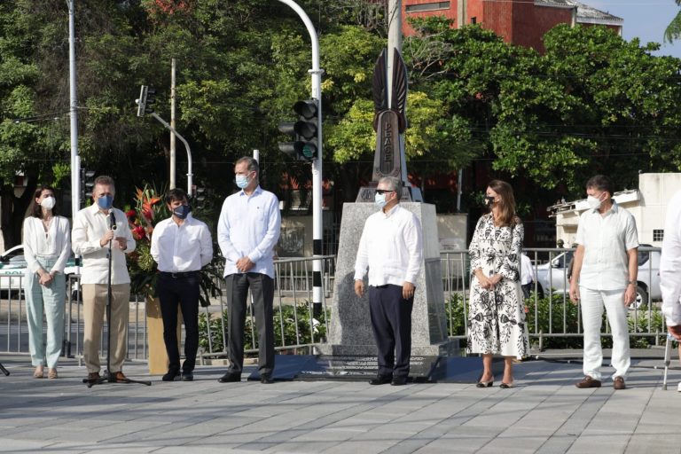 Rey de España, , Iván Duque, Jaime Pumarejo, Elsa Noguera, Javier Cremades, entre otras personalidades en la develación de monumento.