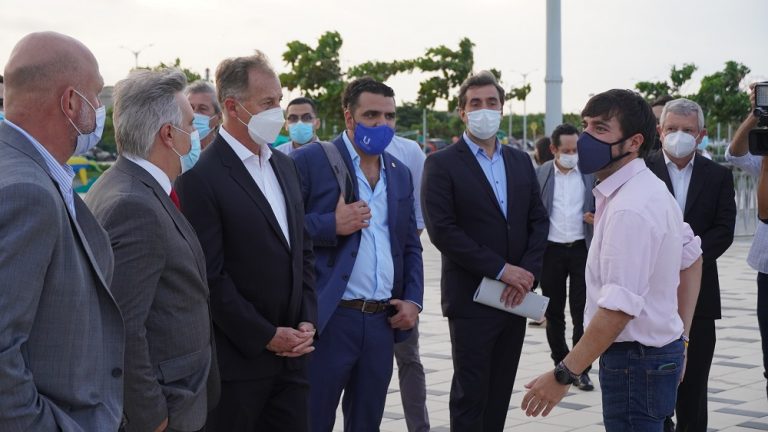 Alcalde Pumarejo con asistentes internacionales a evento en el Malecón.