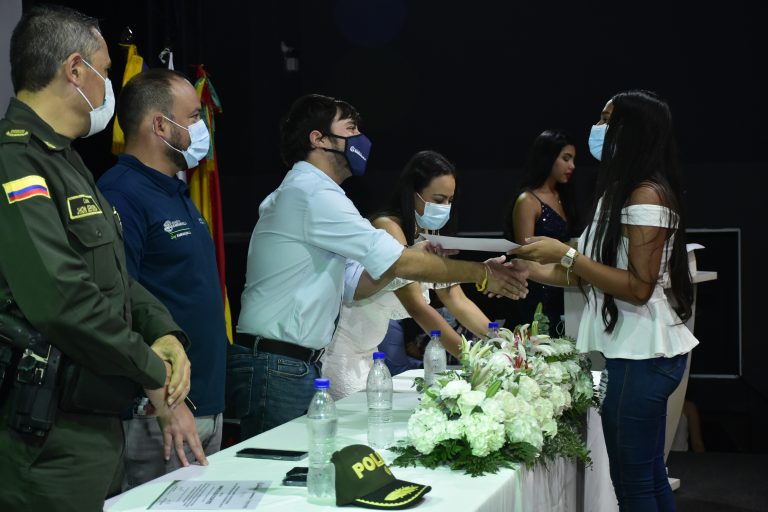 Alcalde Pumarejo entrega diploma a participante de curso.