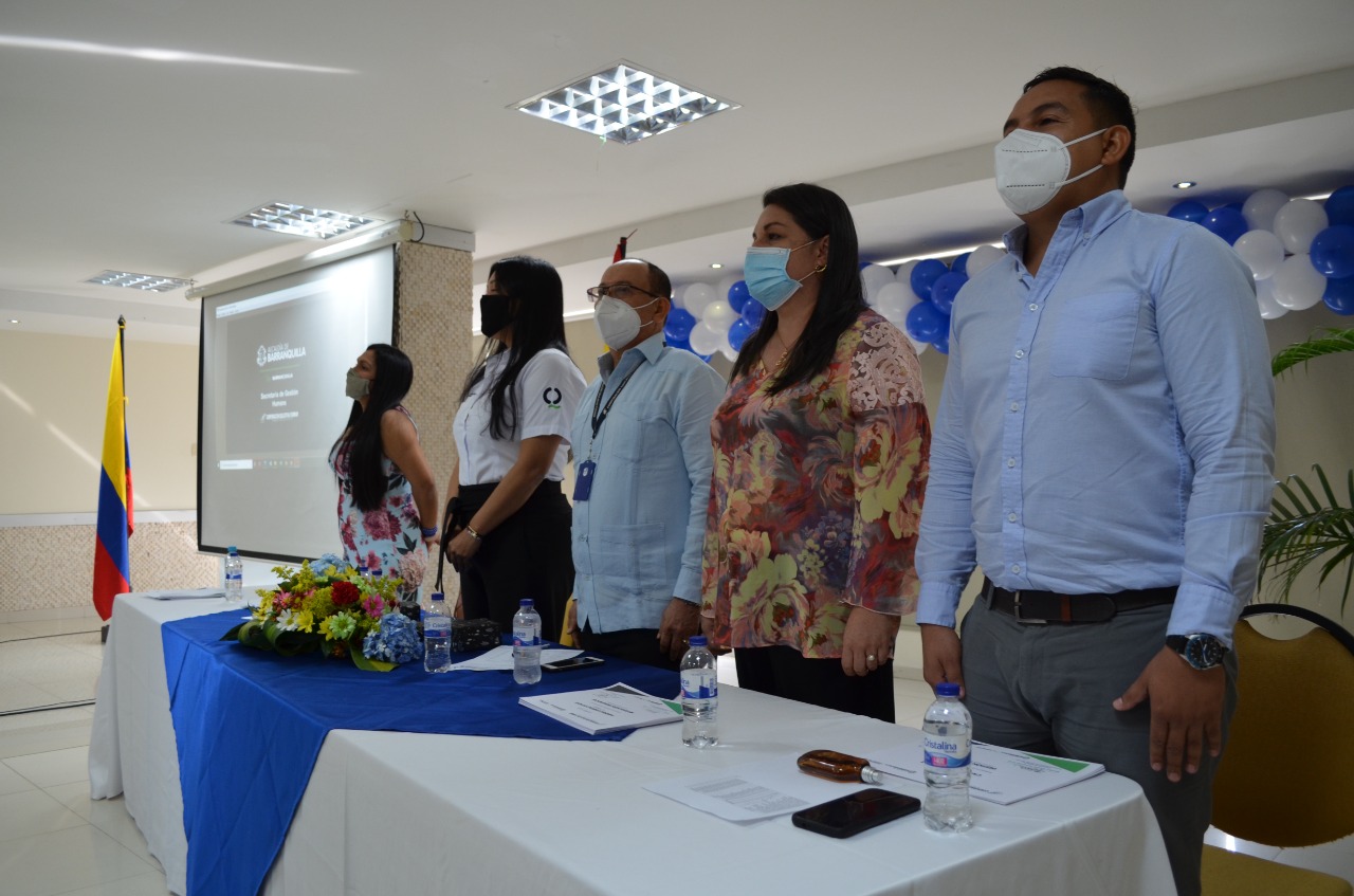 Ceremonia de entrega de certificados a funcionarios.