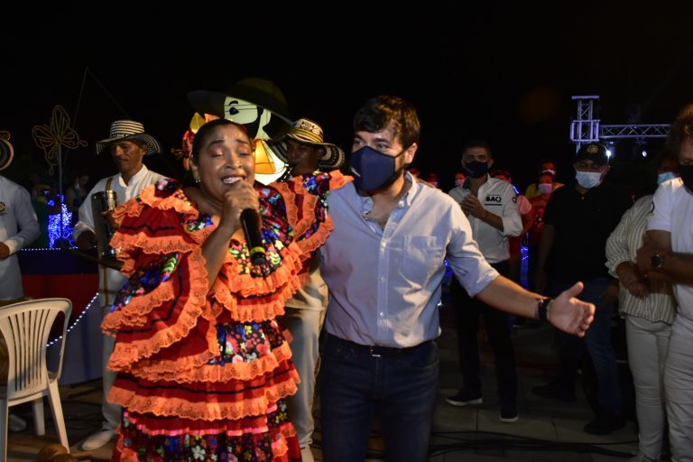 Alcalde Pumarejo con mujer cantando 