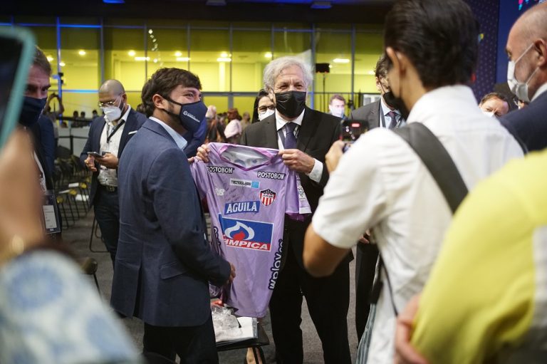 Alcalde Pumarejo entregando camiseta del equipo de futbol Junior