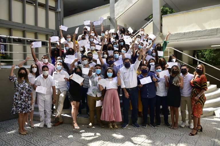 Alcalde Pumarejo posa con grupo de jóvenes de la primera Escuela de Liderazgo,