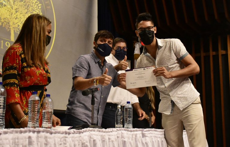 Alcalde Pumarejo entrega certificado a joven de la primera Escuela de Liderazgo,