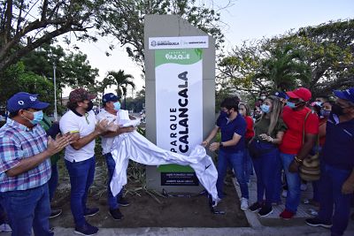 Alcalde Pumarejo develando placa de parque