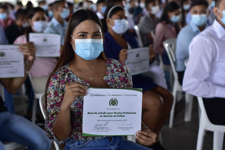 Mujer muestra documento beca para realizar formación de Técnico-Profesional en Servicio de Policía