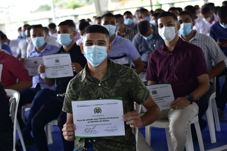 Grupo de jóvenes muestran certificado de beca para realizar formación de Técnico-Profesional en Servicio de Policía