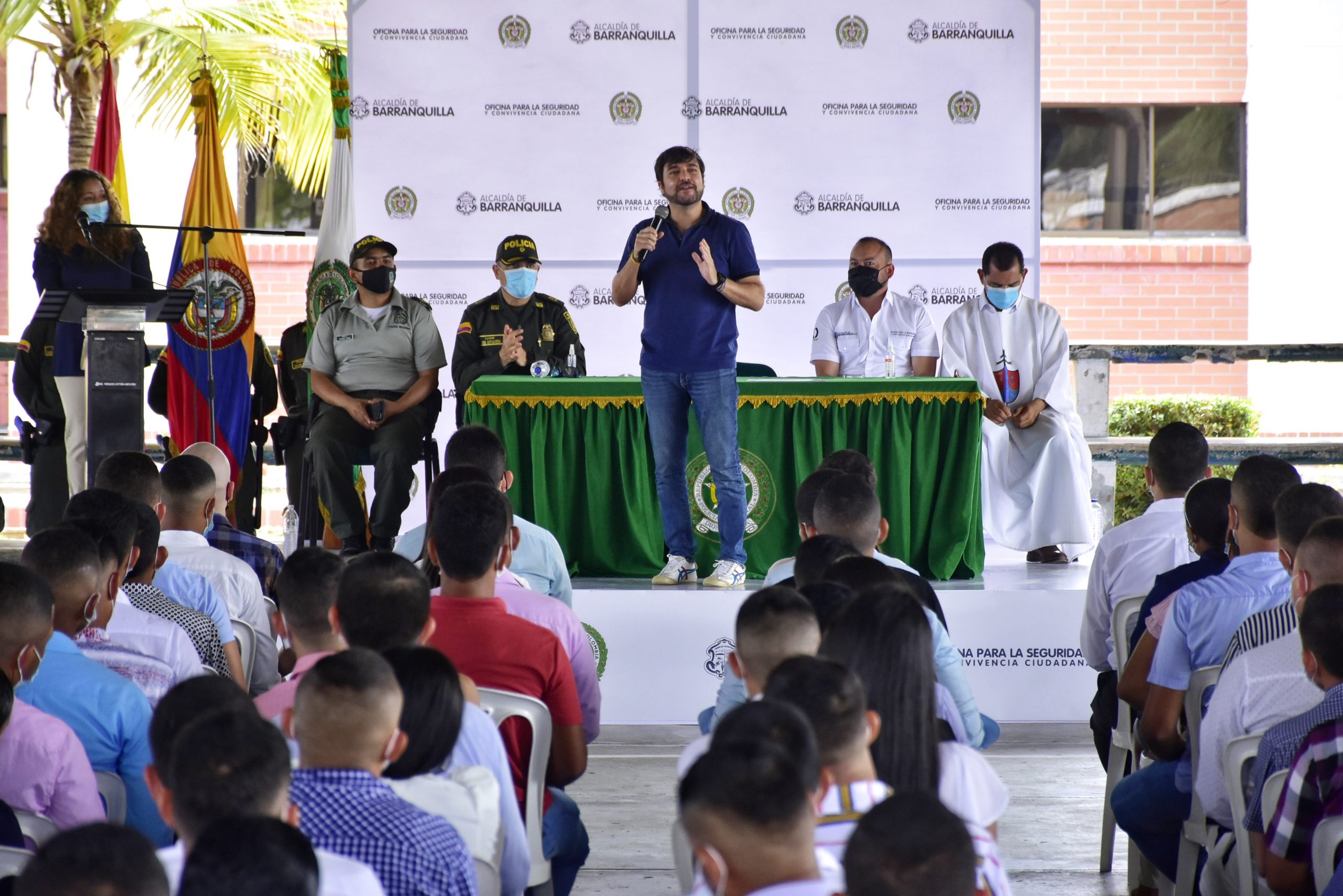 Alcalde Pumarejo en evento de entrega de becas para curso de policia.