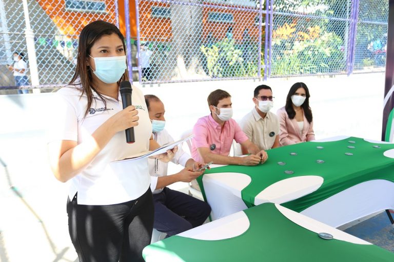 Funcionaria dirigiéndose al público en evento del Centro de Oportunidades.