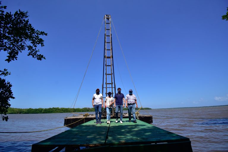 Alcalde Pumarejo caminando con funcionarios en zona donde se ubicarán los pilotes de madera.