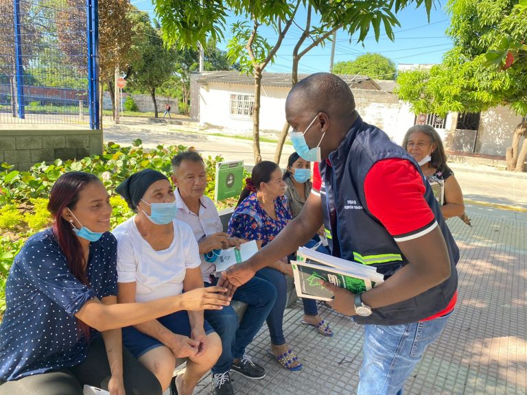 Funcionario entregando en la comunidad, información de los Jueces de Paz y de Reconsideración.