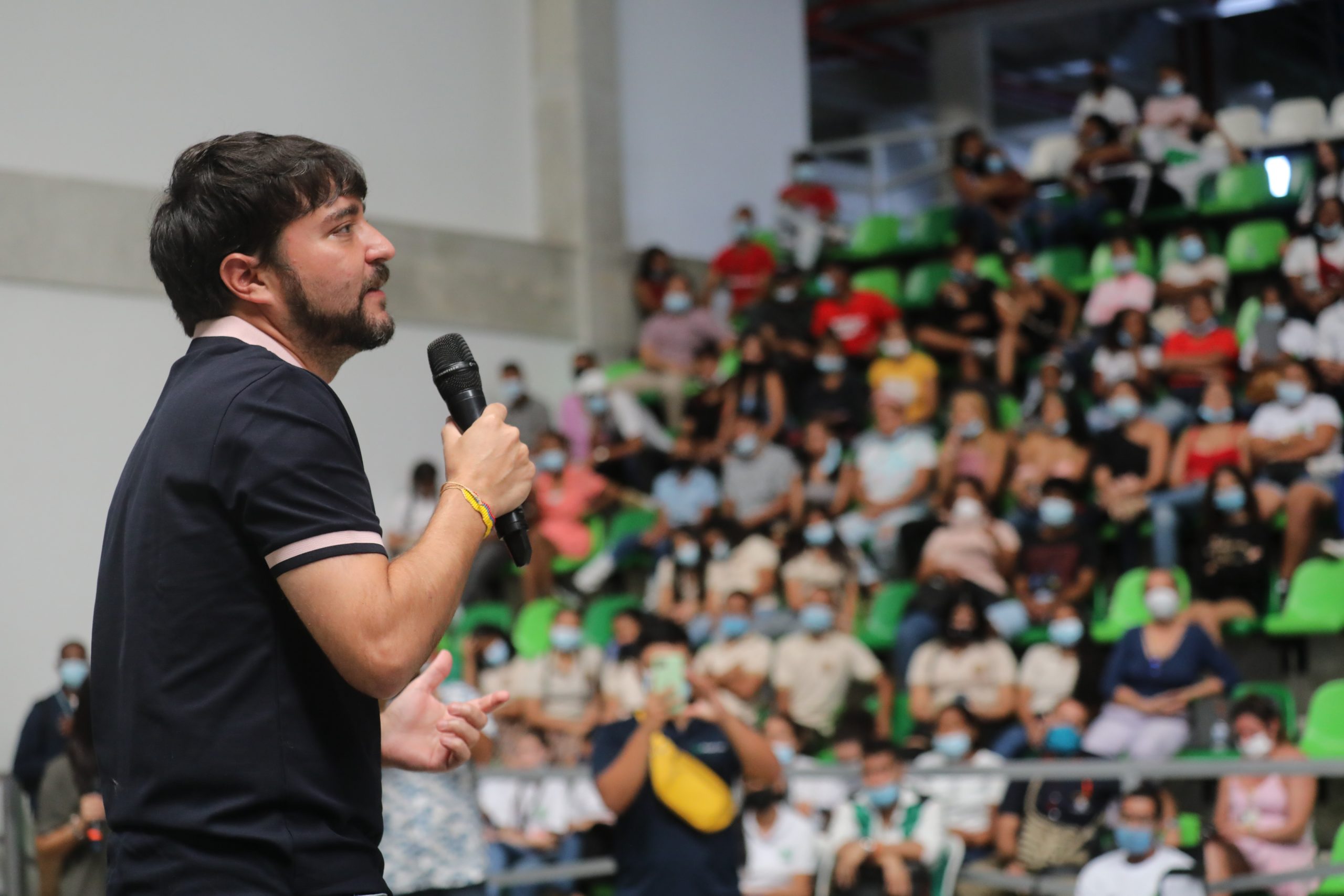 Alcalde Pumarejo dirigiéndose a grupo de ciudadanos ubicados en graderías de estadio