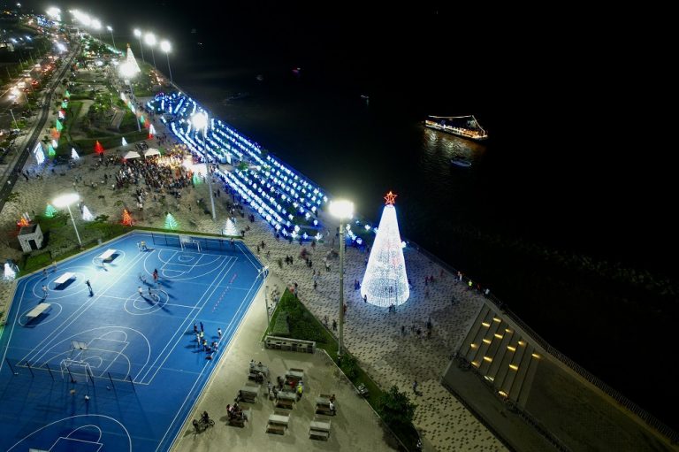 Vista aérea del Malecón con iluminación navideña.