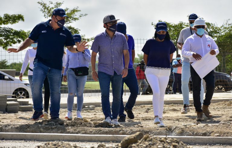 Alcalde y funcionarios recorriendo el Malecón en la isla de La Loma.