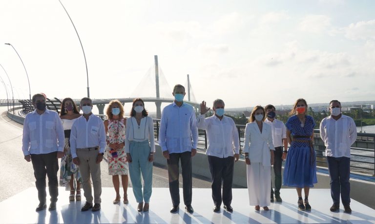 Presidente Ivan Duque, funcionarios de orden nacional y alcalde Pumarejo en el puente Pumarejo.