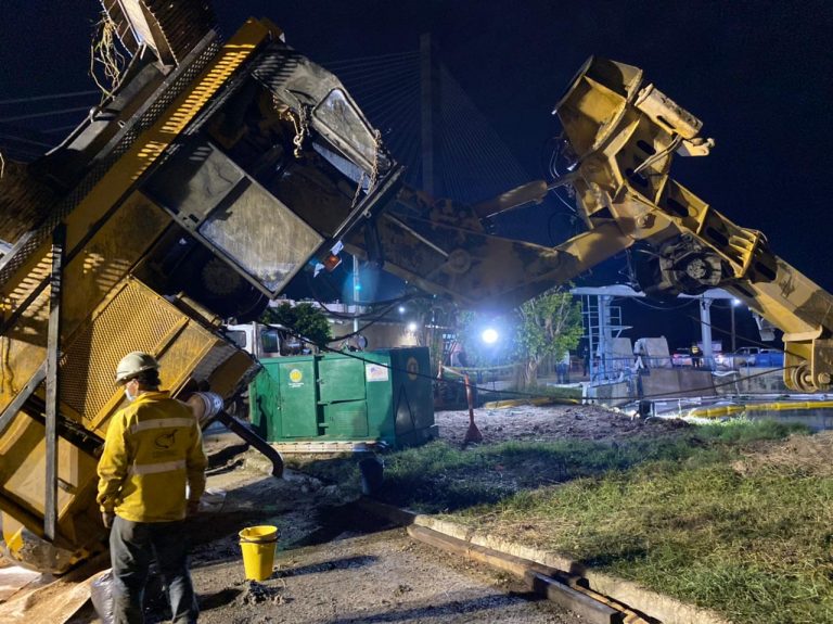 Operarios de maquinaria amarilla trabajan en instalaciones del acueducto.