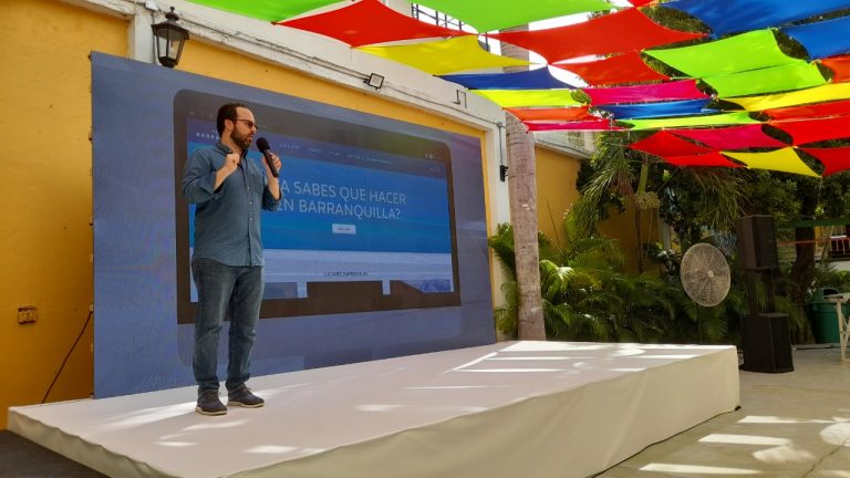 El secretario de Desarrollo Económico, Ricardo Plata, hablando en tarima del evento