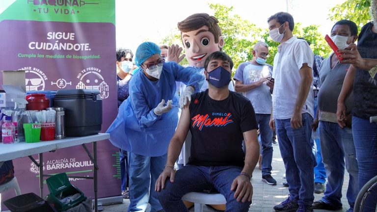 Alcalde Pumarejo recibiendo dosis de vacuna.