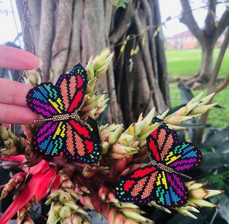 Aretes de mariposa en mostacilla