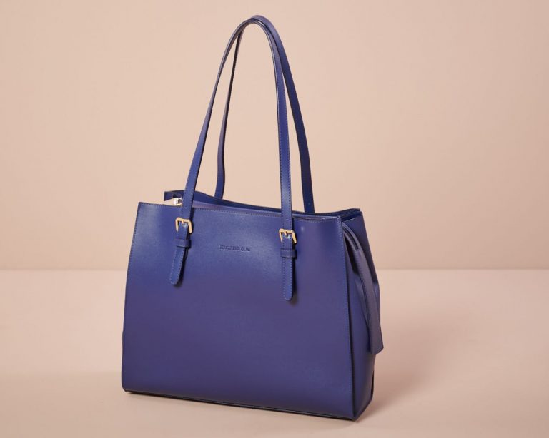 Bolso azul de mujer