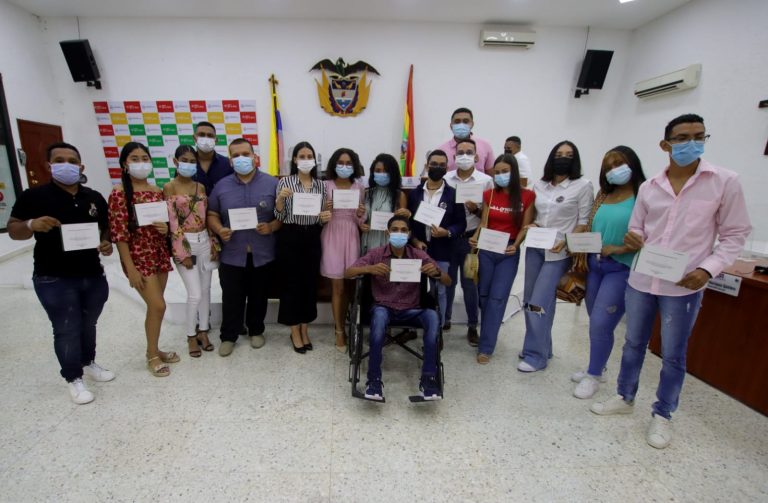 Estudiantes con su certificado