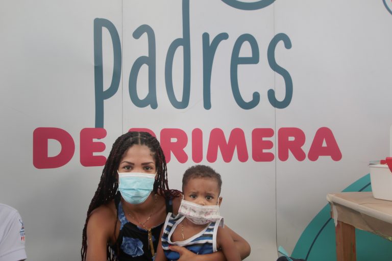 Imagen de madre e hijo durante su participación en la actividad