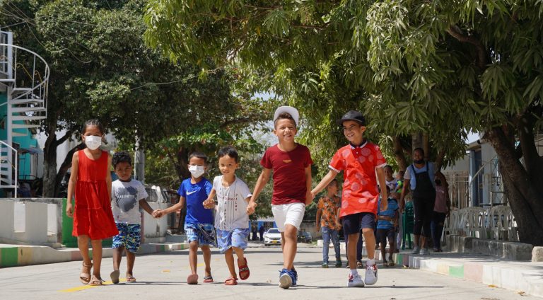 Niños recorriendo las calles recuperadas del barrio San Luis