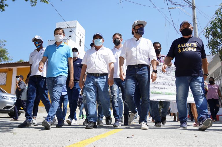 Recorrido de inauguración de las calles del Barrio San Luis del Alcalde Jaime Pumerejo con el secretario de Obras Públicas y vecinos del sector